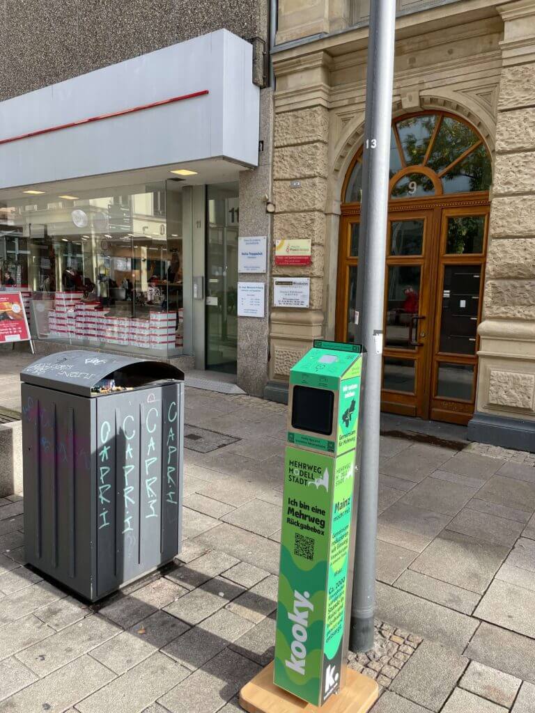 Rückgabebox von kooky neben einem Mülleimer in der Wiesbadener Innenstadt. Aufgenommen als Teil des Projektes Mehrweg Modell Stadt.